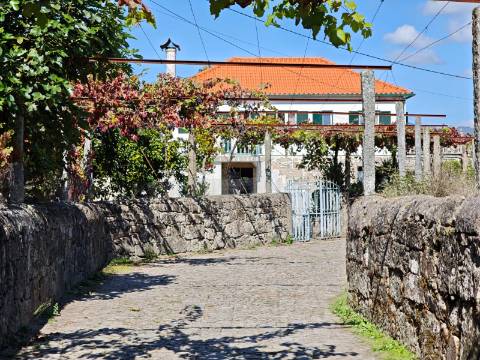 Quinta com rio no interior e exterior