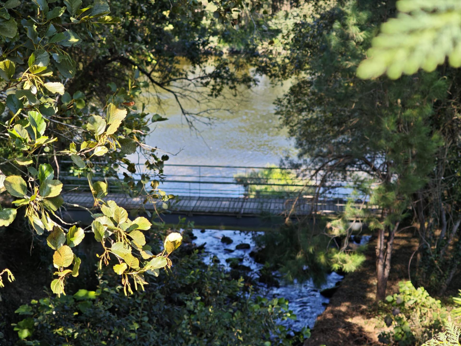 Quinta com rio no interior e exterior