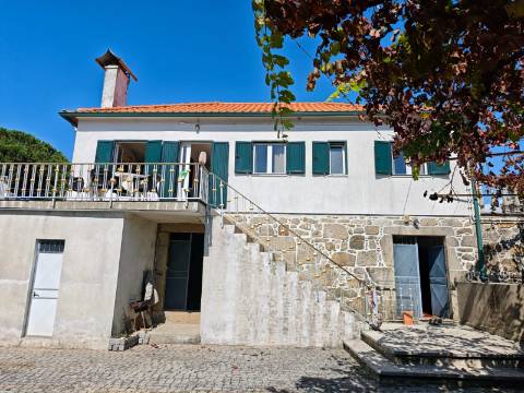 Quinta com rio no interior e exterior