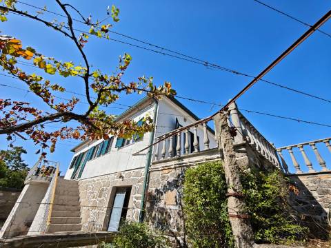 Quinta com rio no interior e exterior