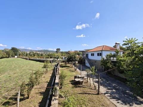 Quinta com rio no interior e exterior