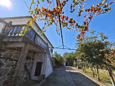 Quinta com rio no interior e exterior