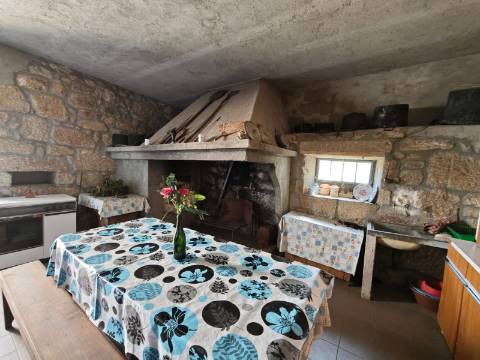 Quinta com rio no interior e exterior