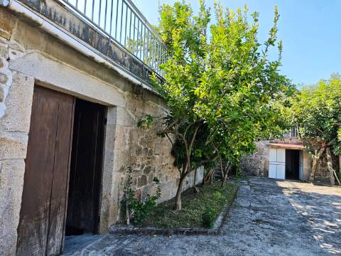 Quinta com rio no interior e exterior