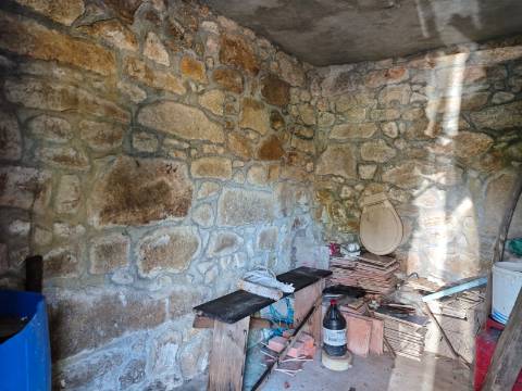 Quinta com rio no interior e exterior