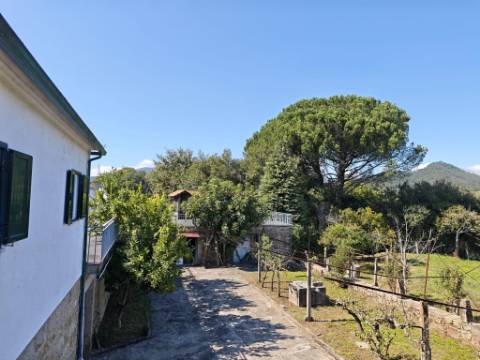 Quinta com rio no interior e exterior