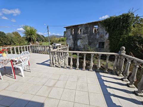 Quinta com rio no interior e exterior