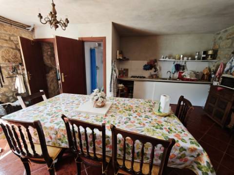 Quinta com rio no interior e exterior