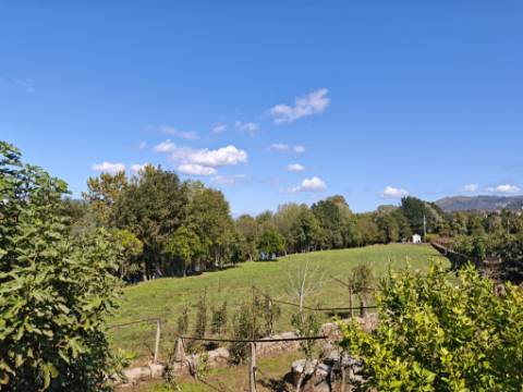 Quinta com rio no interior e exterior