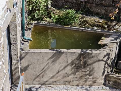 Quinta com rio no interior e exterior