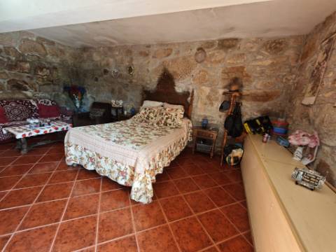 Quinta com rio no interior e exterior