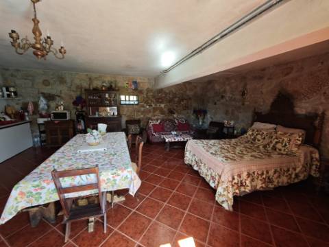 Quinta com rio no interior e exterior