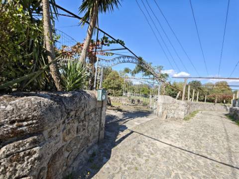 Quinta com rio no interior e exterior