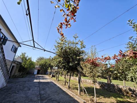 Quinta com rio no interior e exterior