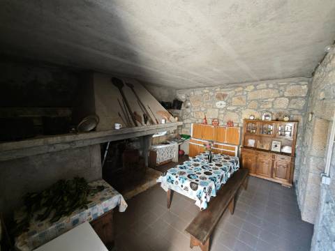 Quinta com rio no interior e exterior