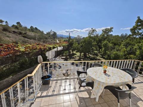 Quinta com rio no interior e exterior