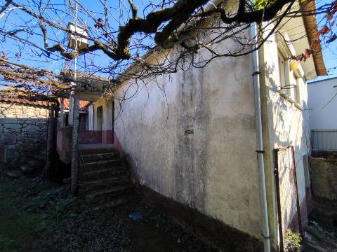 Moradia para recuperar em Vilela