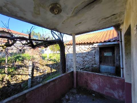 Moradia para recuperar em Vilela