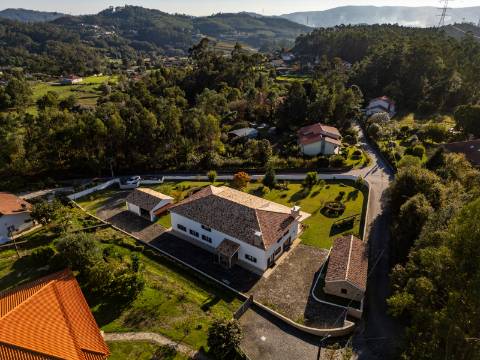 Moradia T6 + moradia T0 de pedra zona Premium