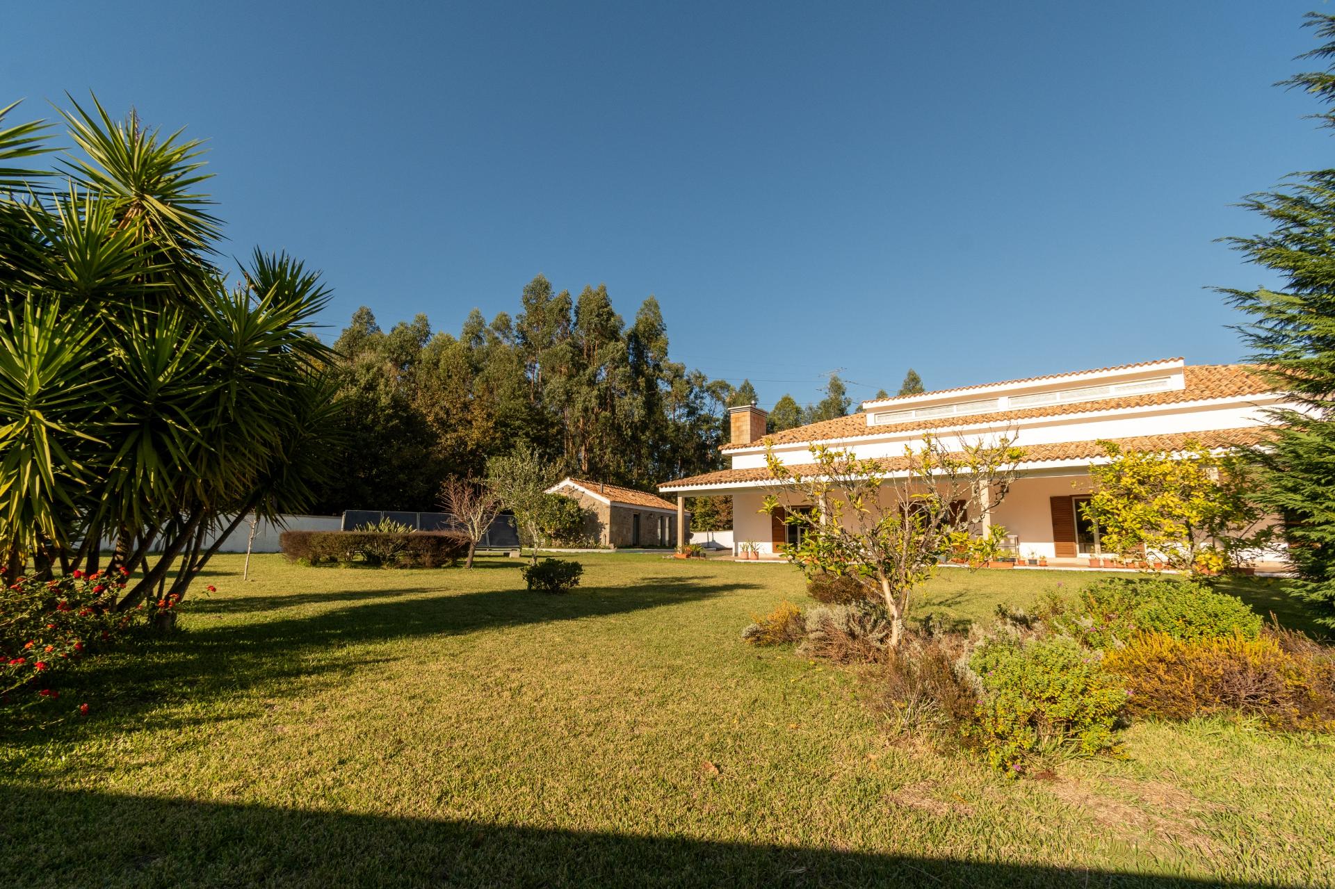 Moradia T6 + moradia T0 de pedra zona Premium