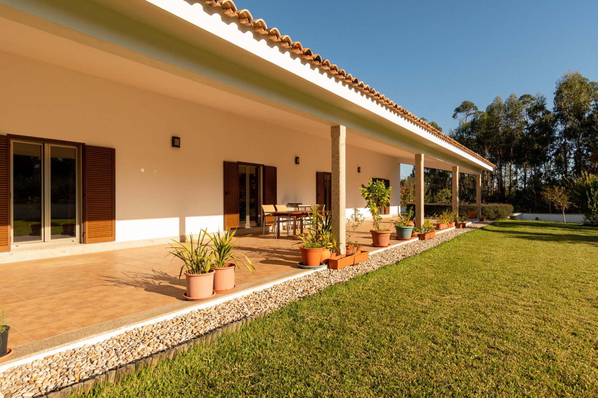 Moradia T6 + moradia T0 de pedra zona Premium