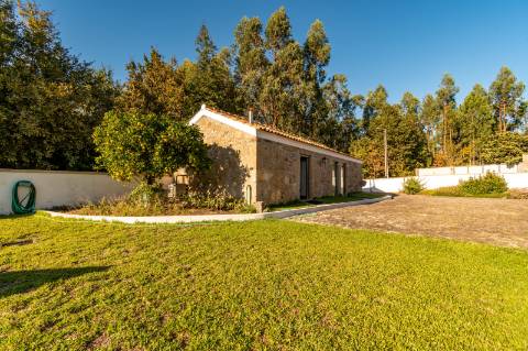 Moradia T6 + moradia T0 de pedra zona Premium