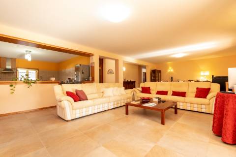 Moradia T6 + moradia T0 de pedra zona Premium