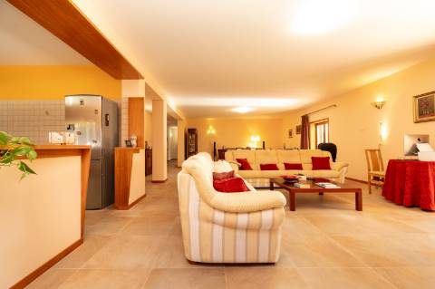 Moradia T6 + moradia T0 de pedra zona Premium