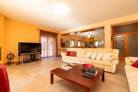 Moradia T6 + moradia T0 de pedra zona Premium