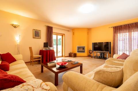 Moradia T6 + moradia T0 de pedra zona Premium