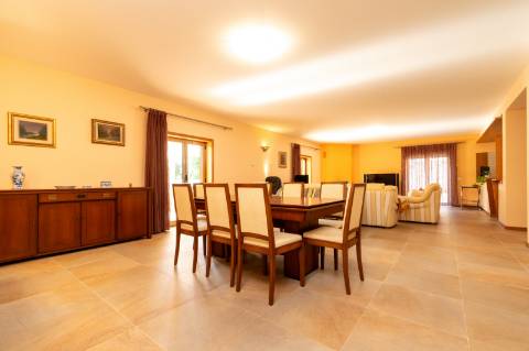 Moradia T6 + moradia T0 de pedra zona Premium