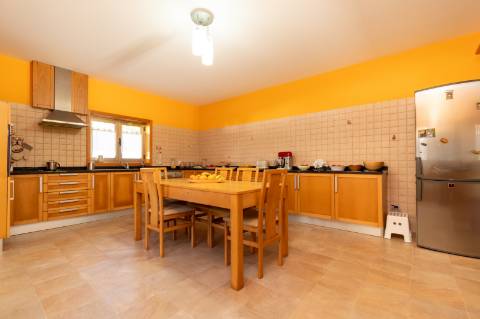 Moradia T6 + moradia T0 de pedra zona Premium