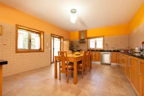 Moradia T6 + moradia T0 de pedra zona Premium