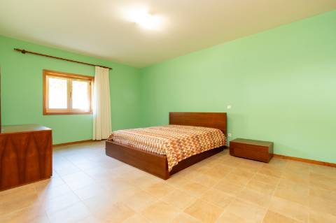 Moradia T6 + moradia T0 de pedra zona Premium