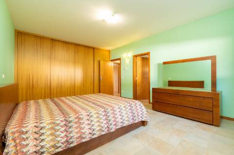 Moradia T6 + moradia T0 de pedra zona Premium