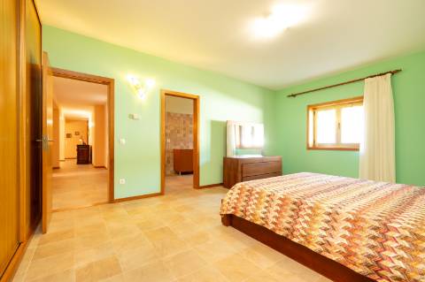 Moradia T6 + moradia T0 de pedra zona Premium