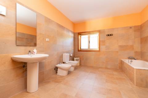 Moradia T6 + moradia T0 de pedra zona Premium