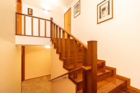 Moradia T6 + moradia T0 de pedra zona Premium