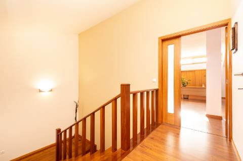 Moradia T6 + moradia T0 de pedra zona Premium