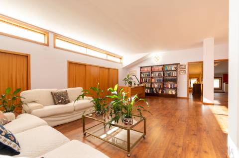 Moradia T6 + moradia T0 de pedra zona Premium