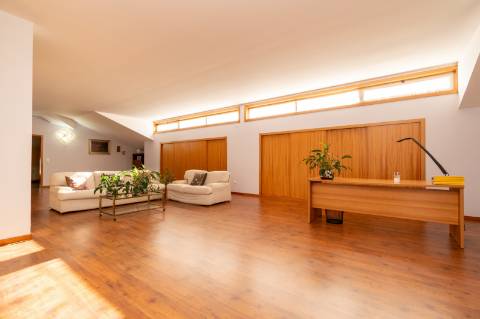 Moradia T6 + moradia T0 de pedra zona Premium