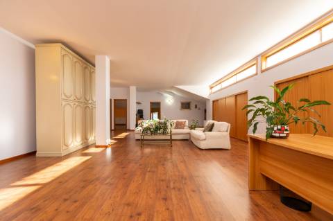 Moradia T6 + moradia T0 de pedra zona Premium