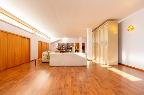 Moradia T6 + moradia T0 de pedra zona Premium