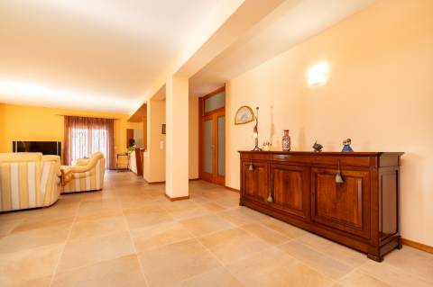 Moradia T6 + moradia T0 de pedra zona Premium