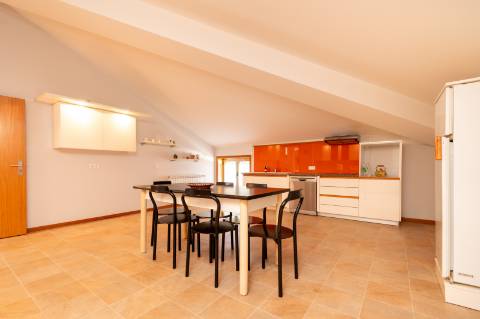 Moradia T6 + moradia T0 de pedra zona Premium