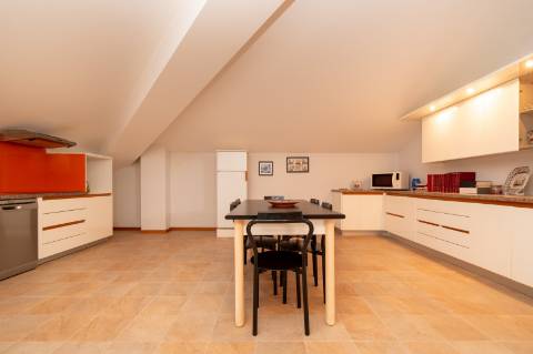 Moradia T6 + moradia T0 de pedra zona Premium