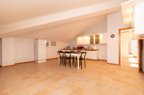 Moradia T6 + moradia T0 de pedra zona Premium