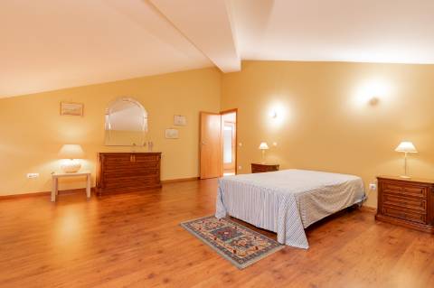 Moradia T6 + moradia T0 de pedra zona Premium