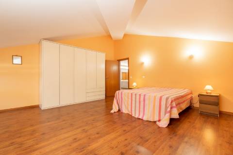 Moradia T6 + moradia T0 de pedra zona Premium