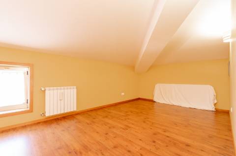 Moradia T6 + moradia T0 de pedra zona Premium